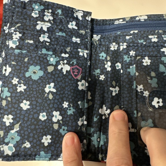 Vera Bradley Cabbage Rose Wallet‎ RFID Tri Fold - Picture 4 of 7